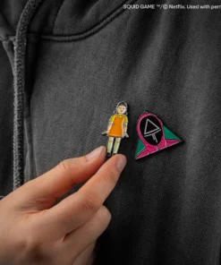 Alternative view of Set of 2 Pins Young-Hee & Squid Game Soldier